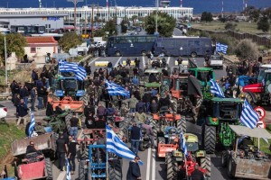 Επεισόδια στο Ηράκλειο Κρήτης: Η αστυνομία προχώρησε σε βίαιη καταστολή και ρίψη χημικών κατά των αγροτών