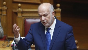 «Μετωπική» Γ.Φλωρίδη – Κ.Βελόπουλου στη Βουλή για το πόρισμα Δ.Καρώνη για το έγκλημα στα Τέμπη