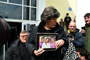 Δίκη για Τέμπη: «Ράγισε καρδιές» η γιαγιά της οικογένειας Πλακιά – Εμφανίστηκε με φωτογραφίες των τριών εγγονών της