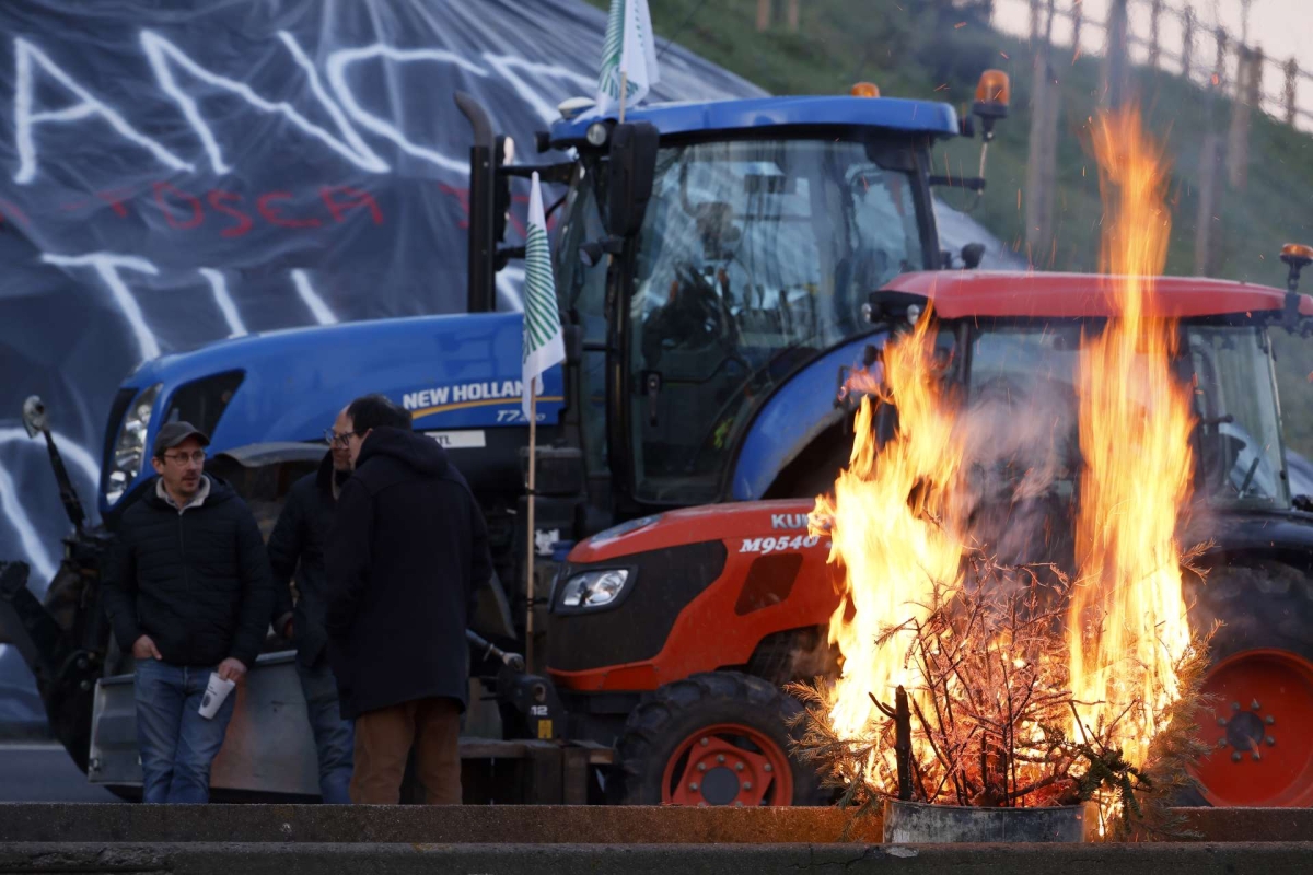 Γαλλία: 15.000 αστυνομικοί παρατάσσονται για να εμποδίσουν την «πολιορκία του Παρισιού» από αγρότες