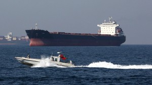 Θρίλερ για τα ελληνικά τάνκερ και εμπορικά πλοία στον Κόλπο: Εκατοντάδες κινδυνεύουν να εγκλωβιστούν ή να κτυπηθούν