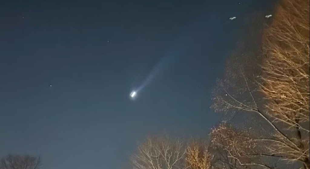 ΗΠΑ: Μυστηριώδες ιπτάμενο αντικείμενο εμφανίστηκε μέρα μεσημέρι – Δείτε βίντεο