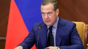 Ν.Μεντβέντεφ για Ευρωπαίους: «Οι θλιβεροί μ@λ@κες που κρύβουν χαρτοπετσέτες για ναρκωτικά στα τρένα»