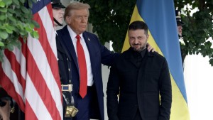 Ο Β.Ζελένσκι δηλώνει πάλι ότι «τα βρήκε» με τον Ν.Τραμπ για να τελειώσει ο πόλεμος – Την Ρωσία την ρώτησε;