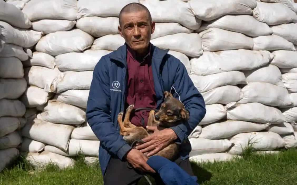 Ουκρανός περπάτησε 225 χλμ μαζί με τον σκύλο του για να γλιτώσει από τη φρίκη στη Μαριούπολη