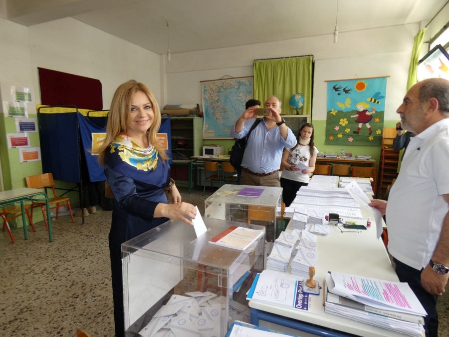Στο 11ο Δημοτικό Σχολείο Αγρινίου άσκησε το εκλογικό της δικαίωμα η υποψήφια Δήμαρχος Αγρινίου Χριστίνα Σταρακά