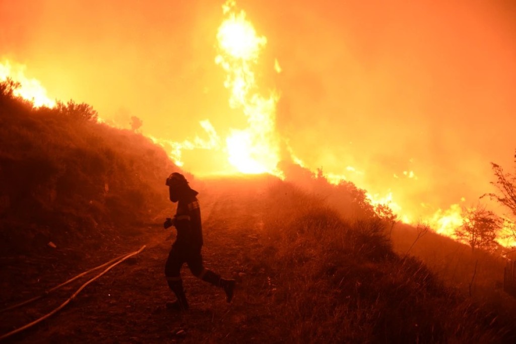 «Κόλαση» στην Αττική: Η φωτιά έφτασε στο Διόνυσο – Εκκενώνονται Παίδων Πεντέλης και 414 – Προς εκκένωση Νέα και Παλαιά Πεντέλη