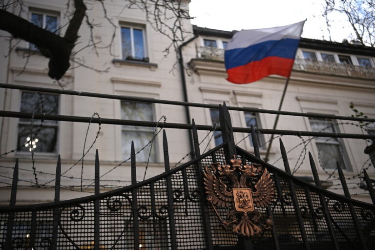 Ρωσική πρεσβεία για την απέλαση των 12 διπλωματών από την Αθήνα: «Η ενέργεια δεν θα μείνει χωρίς συνέπειες»