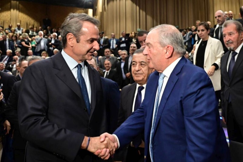 Καραμανλής - Μητσοτάκης: Τυπική χειραψία με απόσταση «ασφαλείας» στην παρουσίαση του βιβλίου του Στυλιανίδη