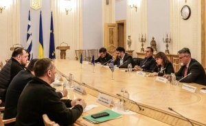 Δεν έχει ξαναγίνει: Ο σύντροφος της Προέδρου συμμετείχε μέχρι και στις επίσημες συνομιλίες στην Ουκρανία!