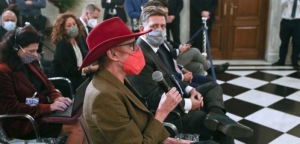 Νέα ανάρτηση από την Ολλανδή δημοσιογράφο που αποκάλεσε ψεύτη τον Κυριάκο Μητσοτάκη: Σκιές και… «κατάσκοποι»