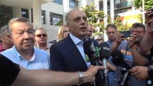Δήλωση του Προέδρου της &quot;Ελληνικής Λύσης&quot; Κυριάκου Βελόπουλου, οποίος προσήλθε ως μάρτυρας στο δικαστήριο Λάρισας, στην 1η δίκη για το έγκλημα των Τεμπών