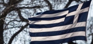 Η μεγαλύτερη ελληνική σημαία στον κόσμο υψώθηκε στη λίμνη Πλαστήρα (βίντεο)