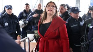 Δίκη Τεμπών: Ένταση ανάμεσα σε συγγενείς θυμάτων και τη Ζ.Κωνσταντοπούλου