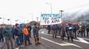 Ευρυτανία: Αγρότες και κτηνοτρόφοι έκλεισαν την Εθνική, έχυσαν γάλα σε Δημαρχείο και Περιφέρεια