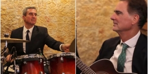 Λοβέρδος στα ντραμς και Νίκος Παπανδρέου στην κιθάρα -Δείτε το βίντεο που ανέβασαν να λένε τα κάλαντα
