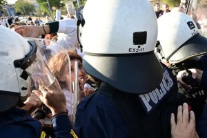 Ένταση στο «Αττικόν»: Χημικά και ΜΑΤ στην επίσκεψη Μητσοτάκη, Άδωνη