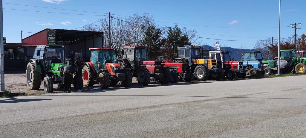 Αγώνα δρόμου η κυβέρνηση για να αποφευχθούν τα Χριστούγεννα με τρακτέρ στους δρόμους