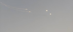 Το Ιράν κτύπησε τα ΗΑΕ με πυραύλους και drones: Φωτιά σε πετρελαϊκή εγκατάσταση της Φουτζάιρα
