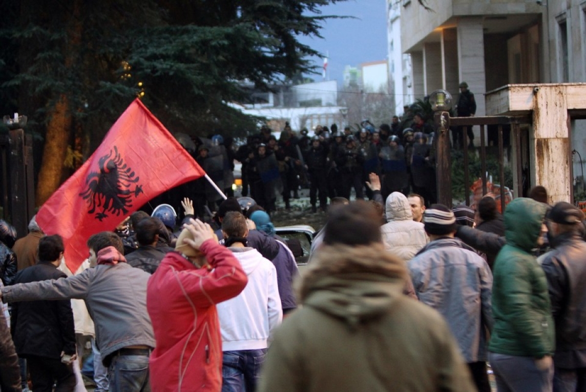 Αλβανία: Διαδηλωτές πέταξαν βόμβες μολότοφ πέτρες και καπνογόνα μπροστά από το πρωθυπουργικό γραφείο στα Τίρανα