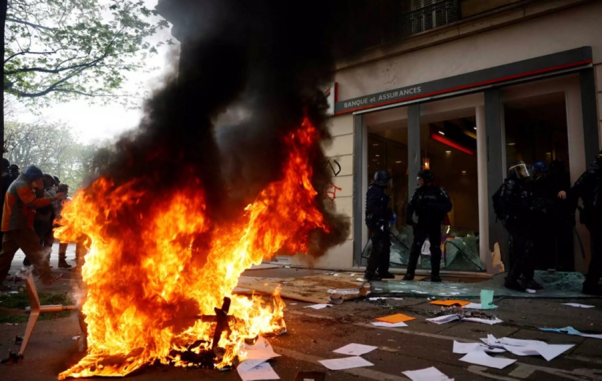 Γαλλία: Διαδηλωτές έβαλαν φωτιά σε εστιατόριο μετά την μεταρρύθμιση για το συνταξιοδοτικό