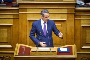 Βουλή: «Εκτόξευσαν» τρικάκια από τα θεωρεία πριν την έναρξη της ομιλίας του Κ.Μητσοτάκη