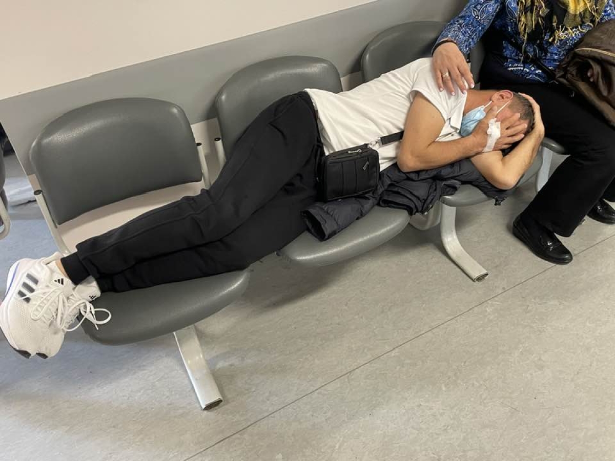 Γεωργιάδης: Επείγουσα ΕΔΕ για φωτογραφία με ασθενή σε καρέκλες νοσοκομείου