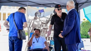 Εξιτήριο από το Λαϊκό Νοσοκομείο πήρε ο απεργός πείνας Δημήτρης Οικονομόπουλος, που συμπαραστέκεται στον Πάνο Ρούτσι