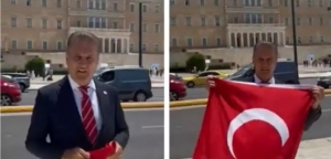 Τούρκος πολιτικός ήρθε στην Αθήνα και άνοιξε τουρκική σημαία μπροστά στην Βουλή (video)