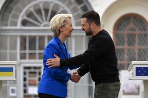 Η φον ντερ Λάιεν ανακοίνωσε την διακοπή όλων των εισαγωγών ρωσικού πετρελαίου και φ.α. για χάρη του… Ζελένκσι