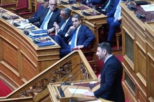 Ανδρουλάκης: «Είστε και ένοχοι και άχρηστοι» – Τι είπε για την πρόταση δυσπιστίας