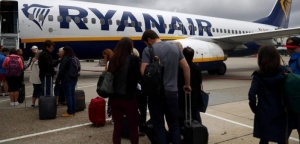 Η Ryanair κόβει μισθούς και απολύει 3000 !
