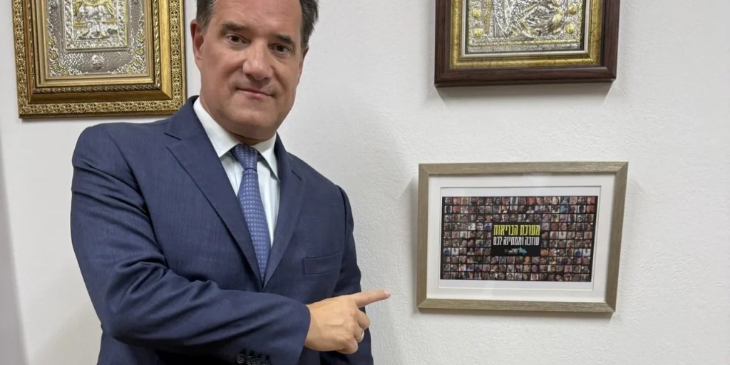 Άδωνις Γεωργιάδης: Η φωτογραφία των ομήρων στο γραφείο του - «Η Χαμάς ηττήθηκε, το Ισραήλ αναπνέει πάλι»