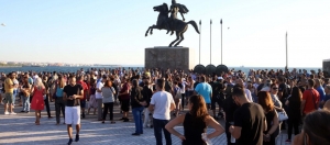 Θεσσαλονίκη: Συγκέντρωση χιλιάδων πολιτών κατά της απαγόρευσης κυκλοφορίας (βίντεο-φώτο)