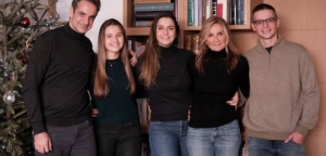 Κυριάκος Μητσοτάκης: Η οικογενειακή φωτογραφία που ανέβασε για την Πρωτοχρονιά
