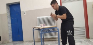 Λάρισα: O μαθητής του 1ου ΕΠΑΛ Τυρνάβου που έγινε viral γιατί επισκευάζει τα θρανία του σχολείου