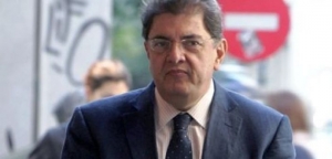 Ο πρώην υπουργός του ΠΑΣΟΚ Χρ. Βερελής διαφημίζει το τυρί του (βίντεο)