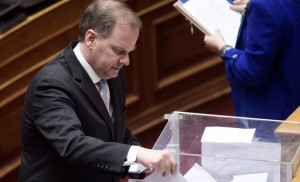 Προανακριτική: Εγκρίθηκε από τη Βουλή η παραπομπή Καραμανλή για παράβαση καθήκοντος