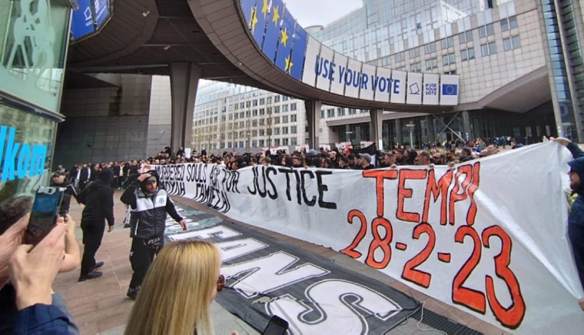 Μεγάλη διαδήλωση έξω από το Ευρωπαϊκό Κοινοβούλιο κατά της κυβέρνησης για την ατιμωρησία των Τεμπών