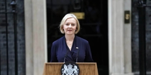 Παραιτήθηκε η Λιζ Τρας μετά από 45 ημέρες στην πρωθυπουργία -Ραγδαίες εξελίξεις στη Βρετανία