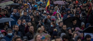 Ισπανική «εξέγερση» κατά της καραντίνας - Χιλιάδες πολίτες πλημμύρισαν τους δρόμους της Μαδρίτης φωνάζοντας «Ελευθερία»