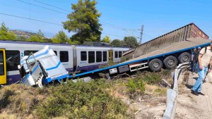 Τρεις τραυματίες από τη σύγκρουση φορτηγού με τρένο με 130 επιβάτες στην Αυλίδα (εικόνες)