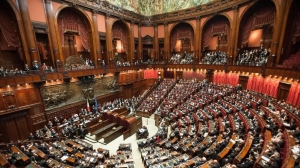 Ιταλία: Οι βουλευτές ενέκριναν «βοήθημα» 5.500 ευρώ για τους εαυτούς τους