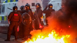 «Χάος» στη Βόρεια Ιρλανδία: Τεράστιες διαδηλώσεις έξω από σπίτια αλλοδαπών που αποπειράθηκαν να βιάσουν 14χρονη