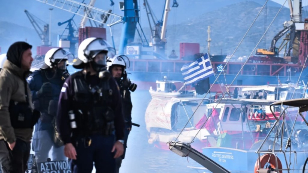 Αποχώρησαν οι αγρότες από το λιμάνι του Βόλου, απεγκλωβίστηκαν οι νταλίκες που περίμεναν να μπουν