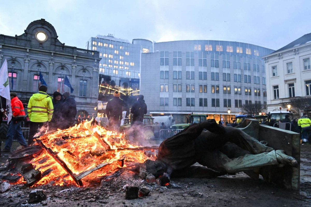 Βρυξέλλες: Φωτιές, πέτρες και συνθήματα από αγρότες εν όψει της Συνόδου Κορυφής (video)