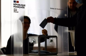 Προεδρικές εκλογές Γαλλίας: To πρώτο exit poll δείχνει σκληρή «μάχη» Εμανουέλ Μακρόν – Μαρίν Λε Πεν