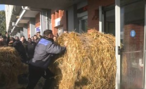 Άχυρα και γάλα πέταξαν οι αγρότες στο κτήριο της Αντιπεριφέρειας στην Καβάλα