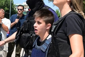 Ειρήνη Μουρτζούκου: Με χαμένο βλέμμα έφτασε στον Κορυδαλλό – Εξοργισμένο πλήθος τη γιούχαρε