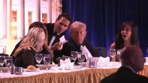 Πυροβολισμοί στο δείπνο ανταποκριτών του Λ.Οίκου: Απομακρύνθηκε ο Ν.Τραμπ – Κάτω από το τραπέζι η Μελάνια (βίντεο)